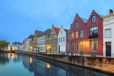 Çatılar ve spiers Bruges tarihi meydan