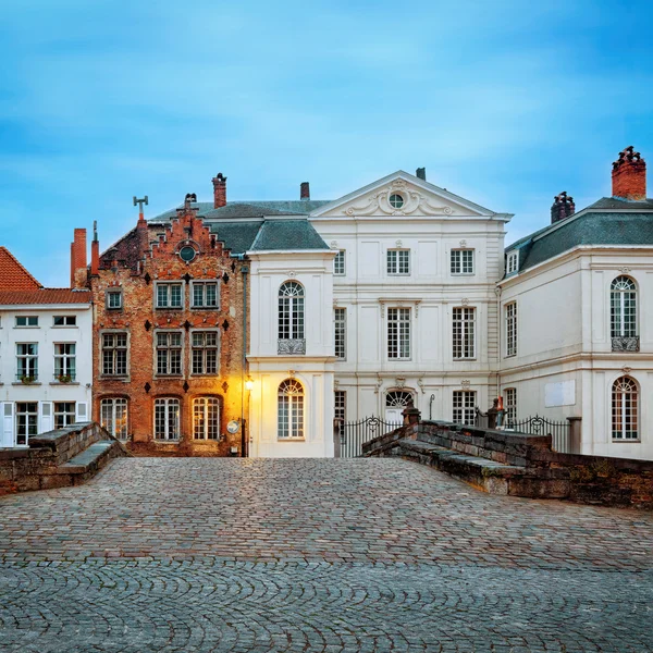 Brugge historische gooide daken en spiers — Stockfoto