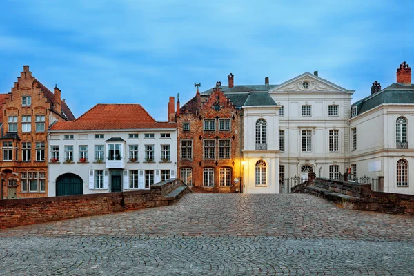 Brugge historische gooide daken en spiers — Stockfoto