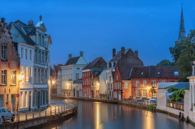 Gece Bruges Spiegelrei suların üzerinde