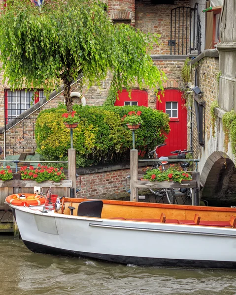 Boot auf den Gewässern von Brügge, Belgien — Stockfoto