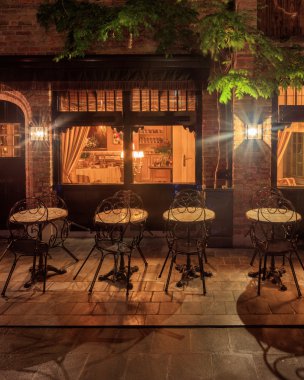 Bruges, Belçika eski ortaçağ kasabasında rahat Restoran gece görünümü