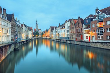 Jan van Eyck Meydanı Spiegelrei, Bruges sularına