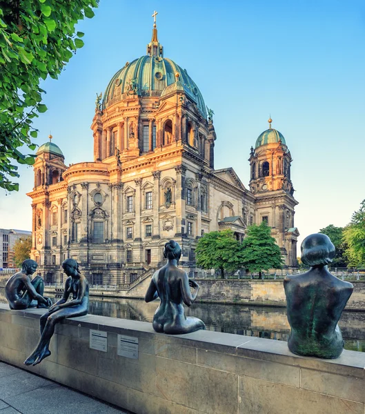 Берлін, Німеччина - 29 серпня 2015: Скульптура три дівчини і хлопчик, Берлін купол, Mitte, Берлін — стокове фото