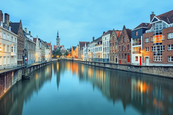 Jan van Eyck Square nad vodami Spiegelrei, Bruggy — Stock fotografie