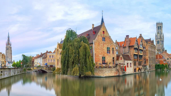 Brugge kanály při východu slunce — Stock fotografie