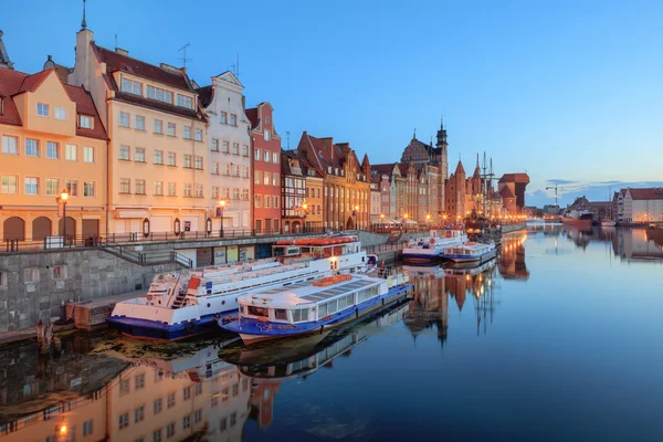 Centrale kade van Gdansk bij avondschemering, Polen — Stockfoto