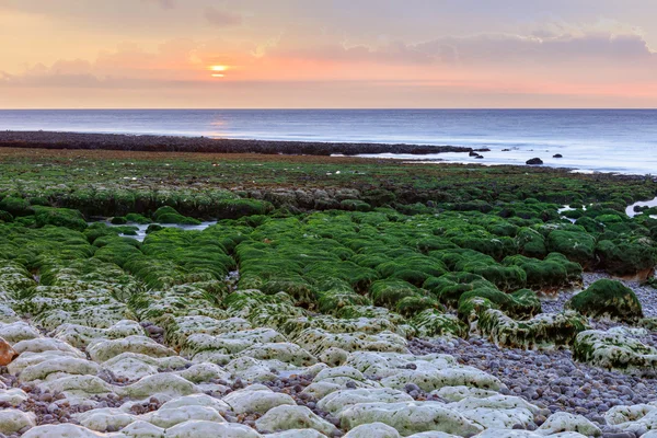 Famouse Etretat spiaggia bassa marea al tramonto, Francia — Foto Stock