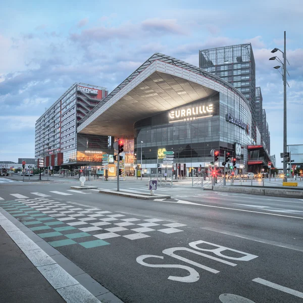 Notable nueva construcción moderna estación de tren de Lille Europe — Foto de Stock