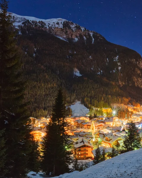 Winter landscape of village in the mountains — Stock Photo, Image