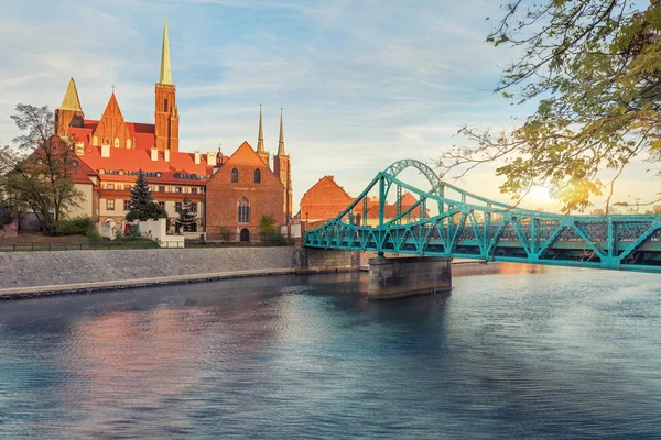 Wroclaw Tumski ada Köprüsü, canlı günbatımı