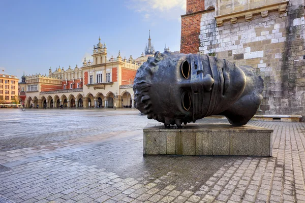 Escultura de cabeza en la plaza Rynek en Cracovia — Foto de Stock