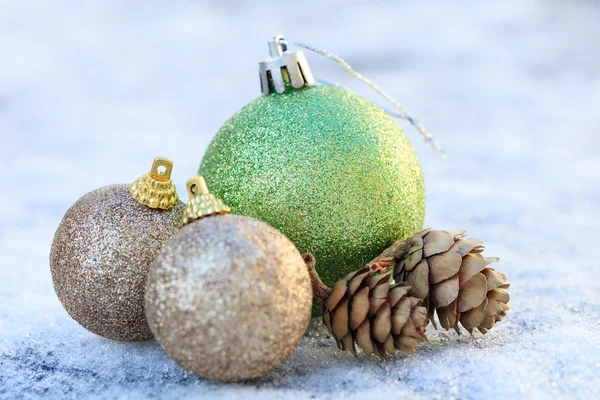 Kerstmis achtergrond met ornament ballen — Stockfoto