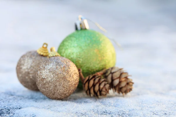 Weihnachten Hintergrund mit Ornamenten Kugeln — Stockfoto