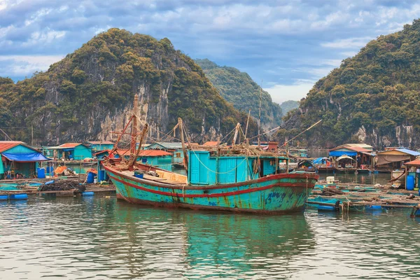 Азиатская плавучая деревня в заливе Халонг — стоковое фото