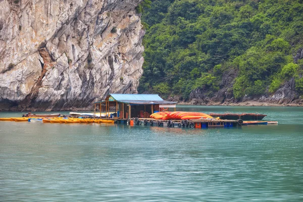 Asiático flutuante aldeia em Halong Bay — Fotografia de Stock