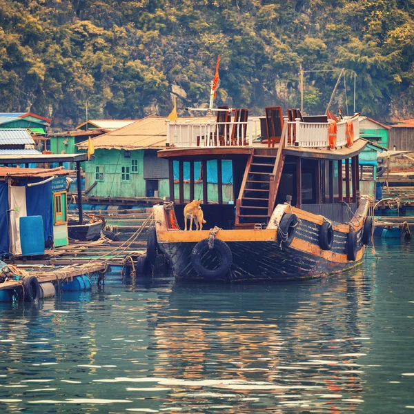 Asiatisches schwimmendes Dorf in der Halong-Bucht — Stockfoto