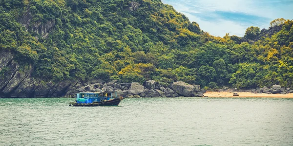 Otantik ahşap tekne ile rüya gibi deniz manzarası — Stok fotoğraf