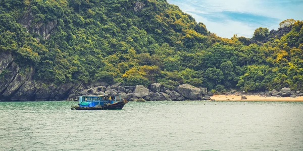 Dromerige zeegezicht met authentieke houten boot — Stockfoto