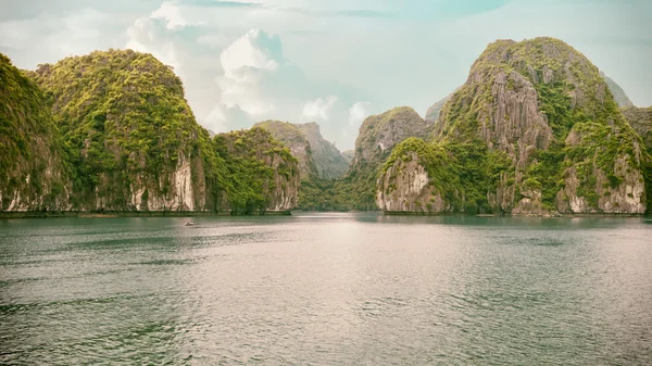 Paisagem marinha da baía de halong — Fotografia de Stock