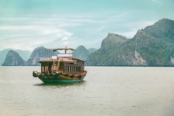 Traditionele Aziatische boot cruise in Vietnam — Stockfoto