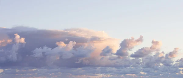 Cielo fondo con una bonita puesta de sol nubes — Foto de Stock