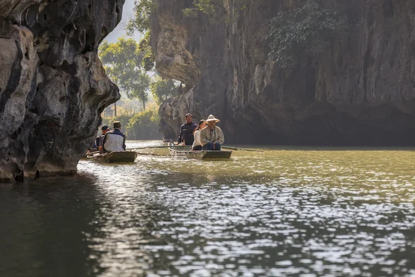 Zeilen door de grotten van Nihn Bihn, Vietnam — Stockfoto