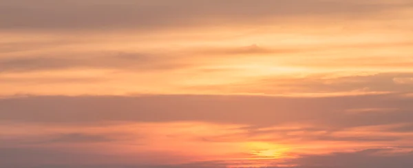 Cielo fondo con una bonita puesta de sol nubes — Foto de Stock