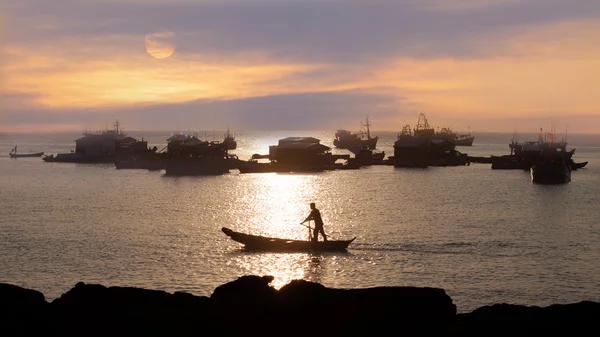 Traditionelle asiatische Fischerei bei Sonnenuntergang — Stockfoto