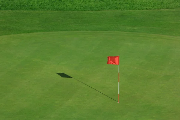 Campo de golf con bandera roja —  Fotos de Stock