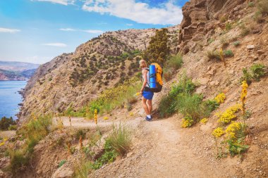 Dağlarda yürüyüş.