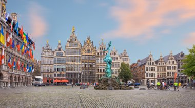 Cental Antwerp Meydanı. Belediye Binası