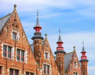 Çatılar ve spiers Bruges tarihi meydan