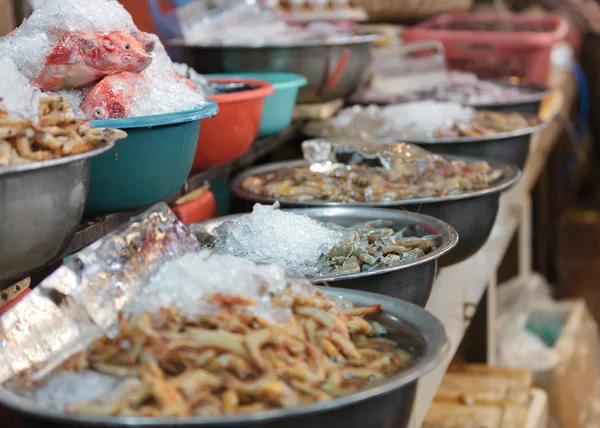 伝統的なアジアの魚市場 — ストック写真