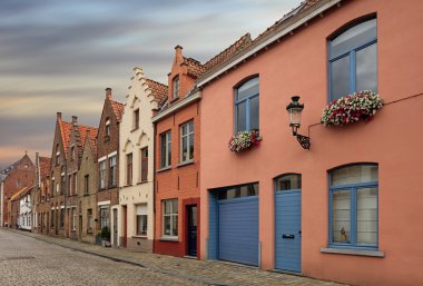 Çatılar ve spiers Bruges tarihi meydan