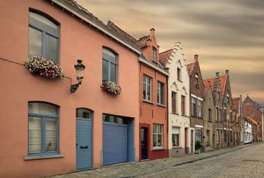 Çatılar ve spiers Bruges tarihi meydan