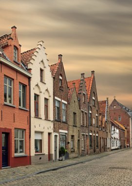 Çatılar ve spiers Bruges tarihi meydan