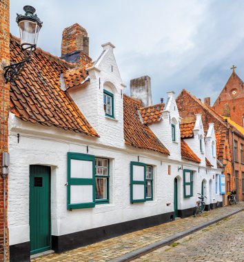 Çatılar ve spiers Bruges tarihi meydan