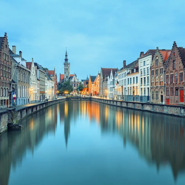 Jan van eyck quadrat über dem wasser bruges — Stockfoto