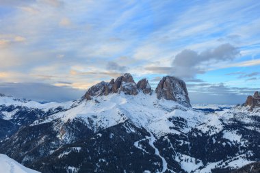 Yüksek karlı dağlar kış manzara