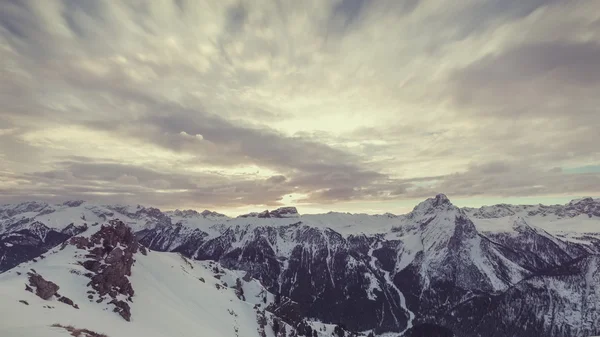 Зимний пейзаж высоких снежных гор — стоковое фото