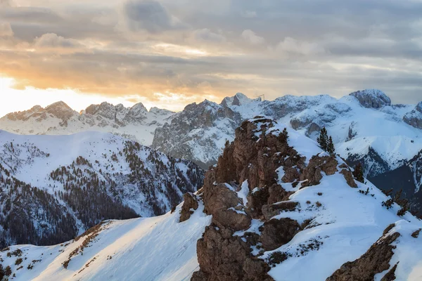 Winterlandschap van hoge besneeuwde bergen — Stockfoto