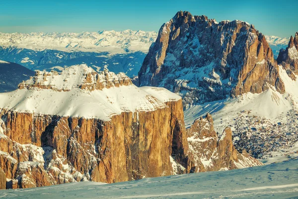 Winter landscape of high snowy mountains — Stock Photo, Image