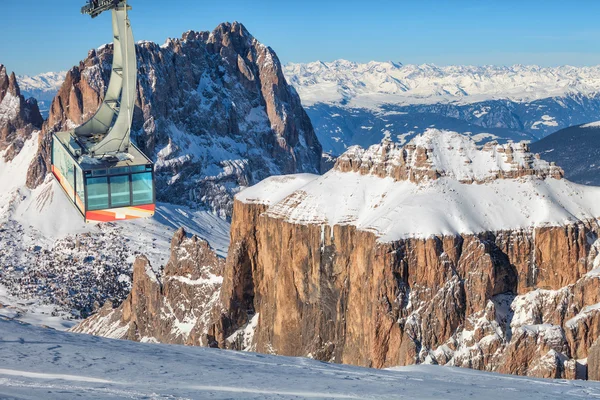 Paisaje invernal de altas montañas nevadas — Foto de Stock