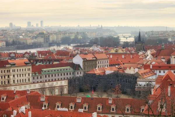 Aussichtspanorama von Prag über den Fluss — Stockfoto