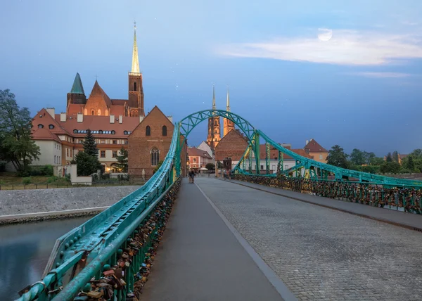 Мост через остров Вроцлав, яркий закат — стоковое фото