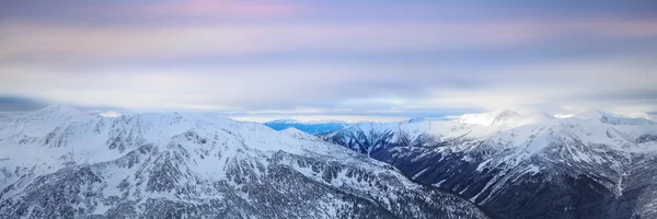 Paysage hivernal de hautes montagnes enneigées — Photo