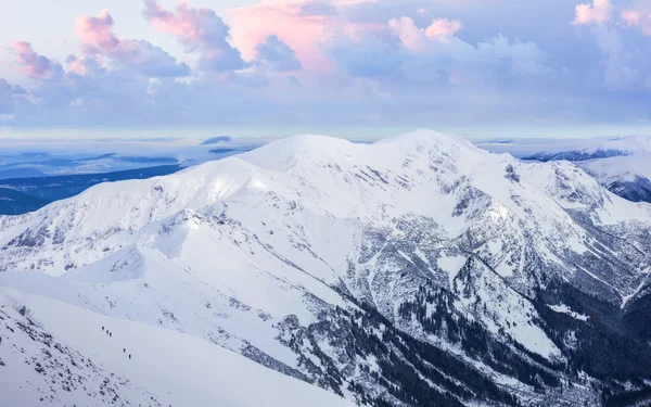 Paysage hivernal de hautes montagnes enneigées — Photo