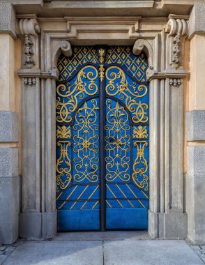 Geleneksel Avrupa Cephesi entance kapı ile