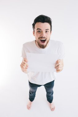 Sakallı adam elinde beyaz bir kağıt tutuyordu.